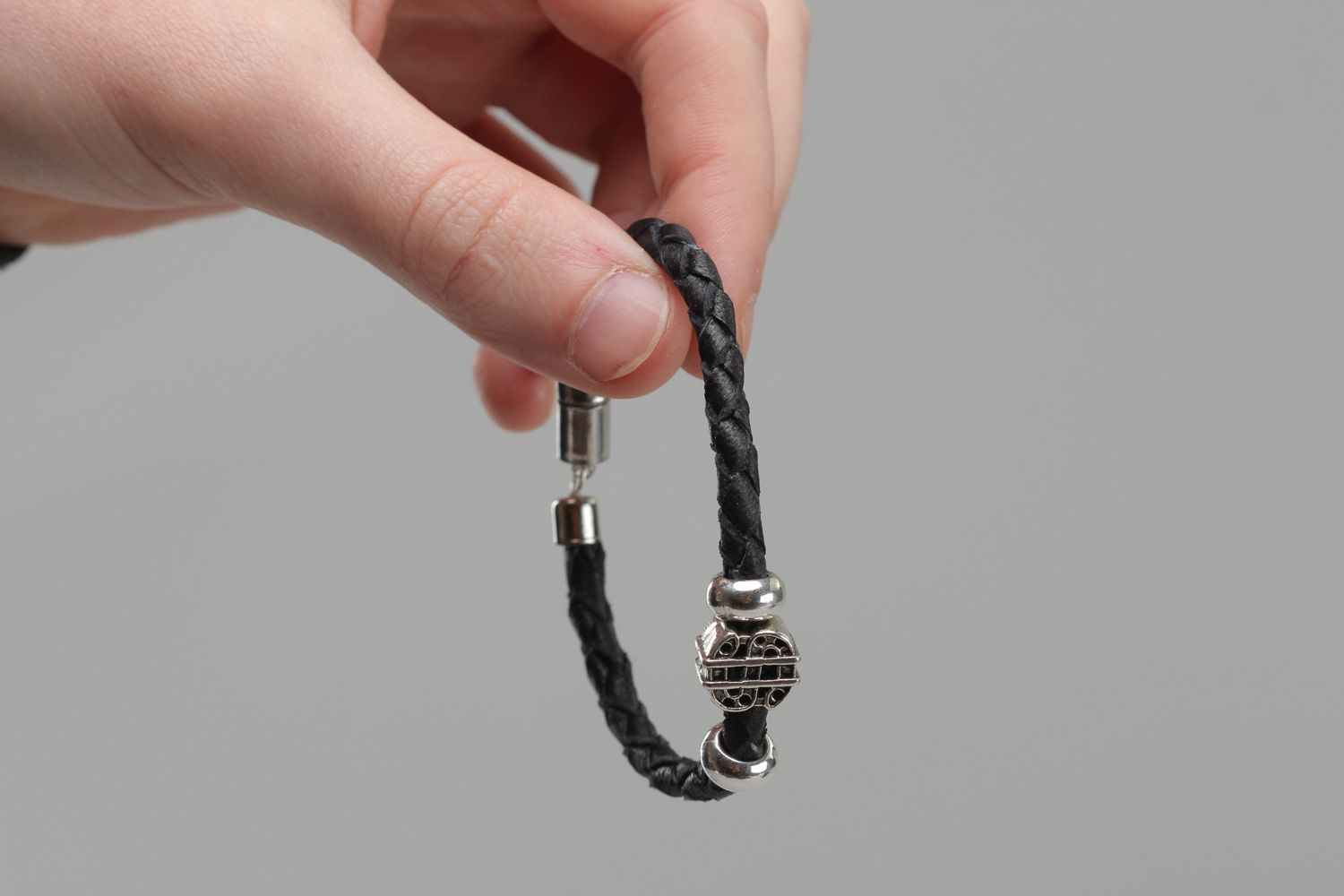 Bracelet en cuir naturel fait main original noir avec inserts en métal photo 5