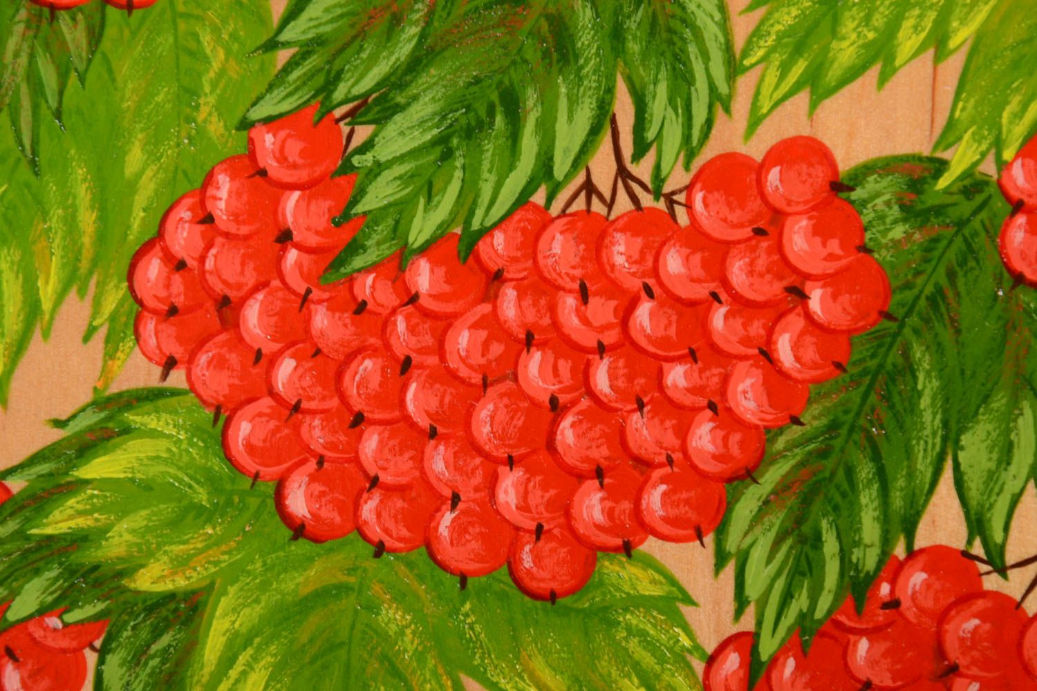 Jolie assiette en bois peinte décorative murale faite main avec baies rouges photo 3