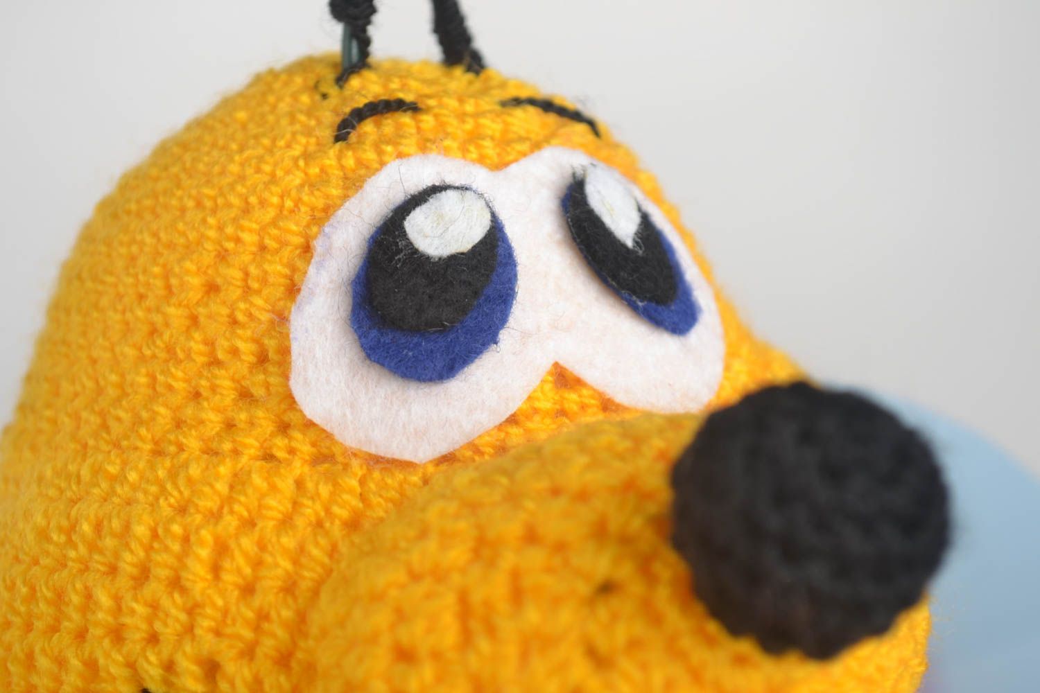 Handmade gehäkeltes Kuscheltier Spielzeug Biene Designer Geschenk mit Blumen foto 2