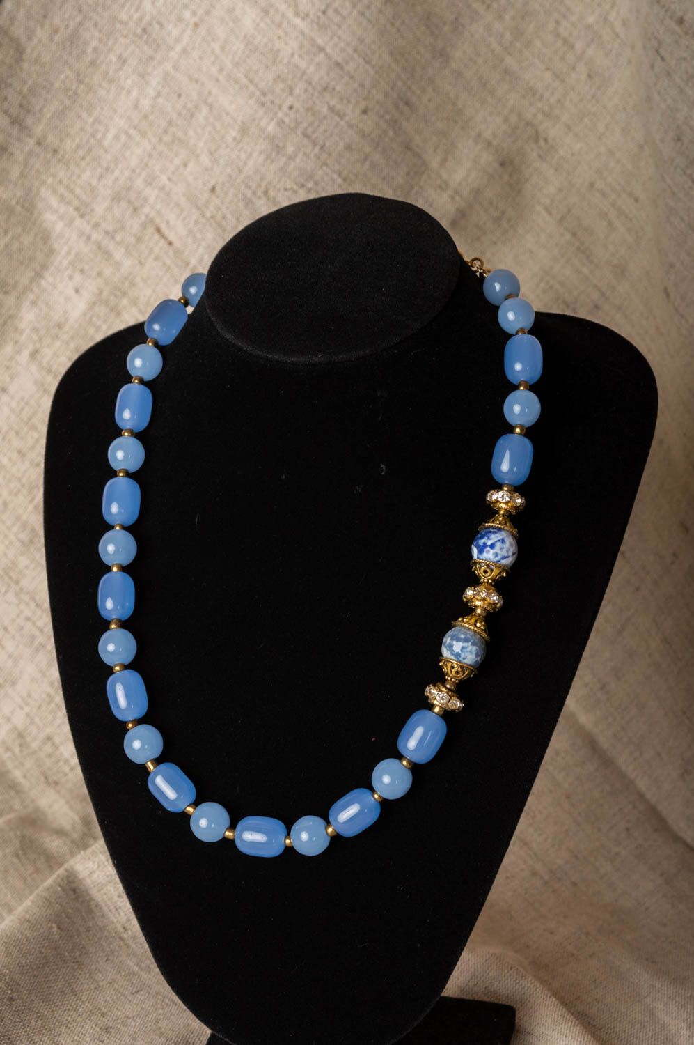 Schöne blaue feine elegante handgemachte Halskette aus Natursteinen Nephrit foto 1