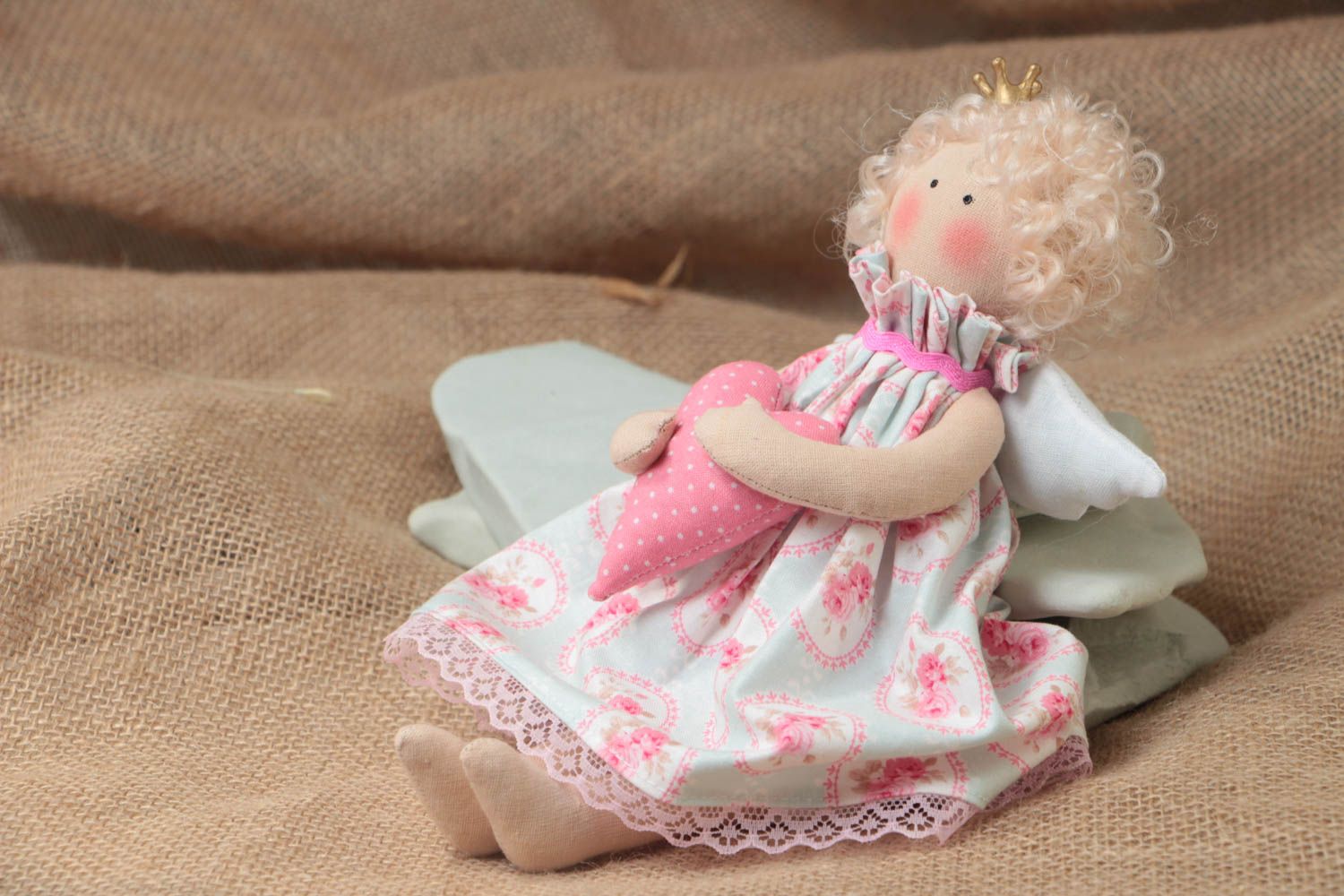 Игрушка кукла из ткани ангелочек с сердцем мягкая красивая небольшая хэнд мейд фото 1