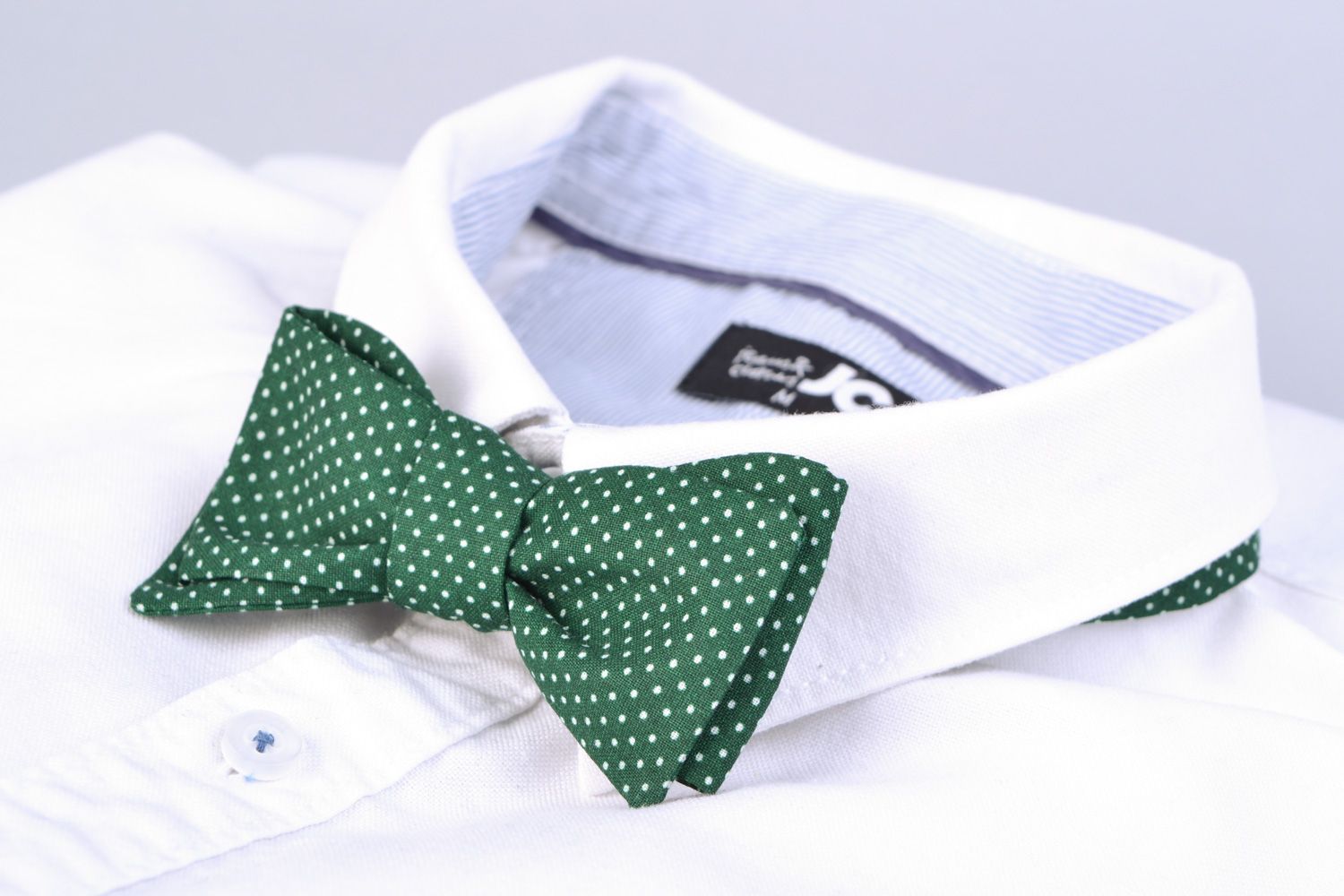 Handmade stylish bow tie sewn of green polka dot American cotton for boys photo 1