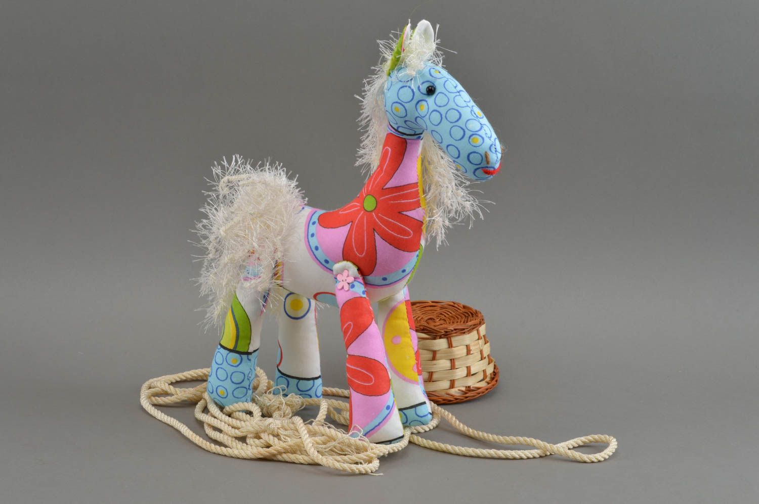 Тканевая игрушка в виде лошадки разноцветная красивая небольшая ручной работы фото 1