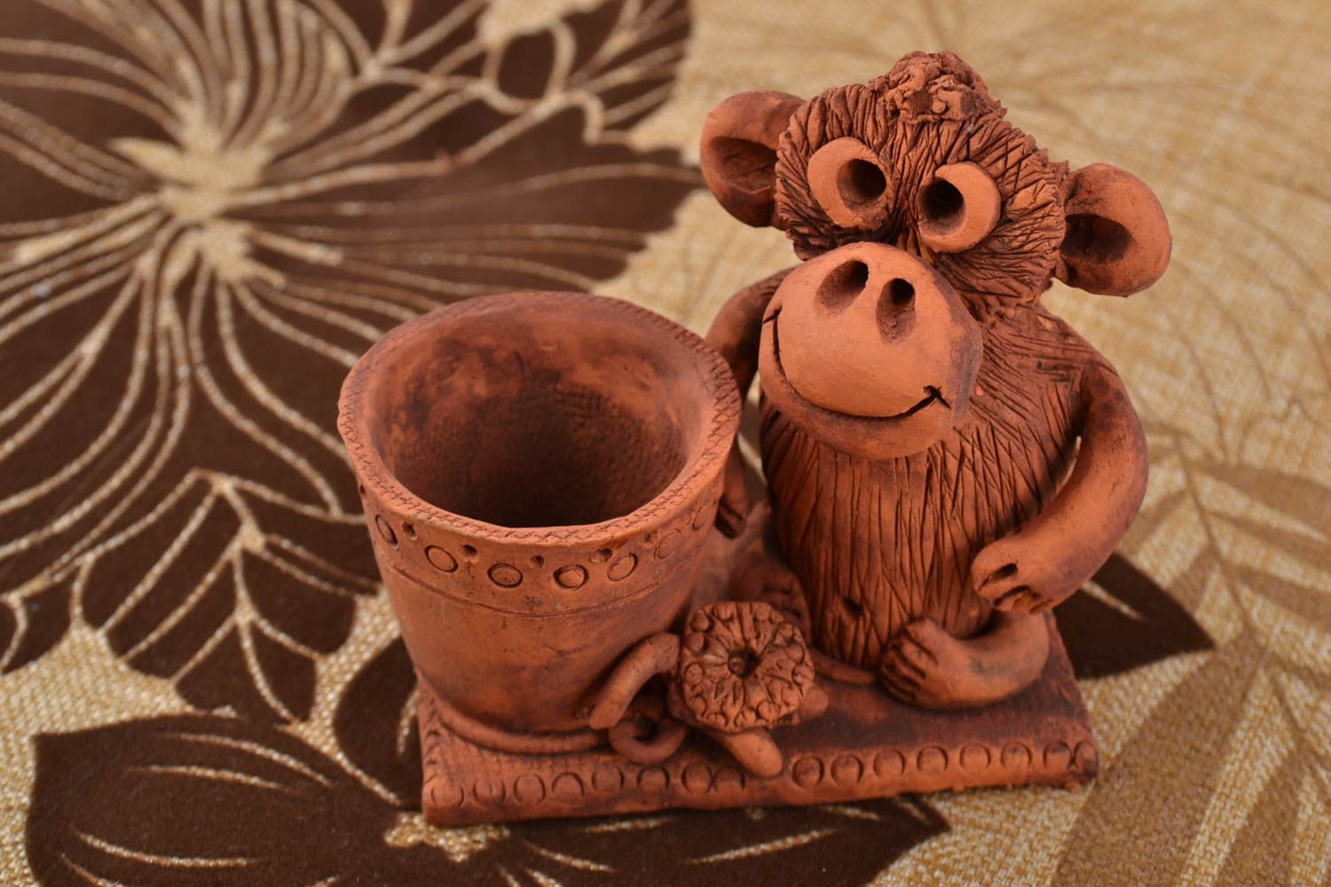 Подставка для карандашей из глины в виде стаканчика с обезьяной ручной работы фото 1