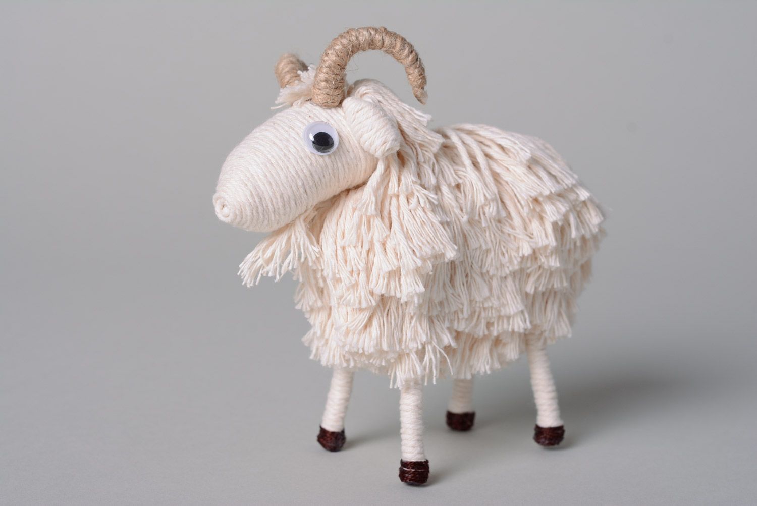 Textil Kuscheltier Bock weiß aus Baumwollgarn für Interieur handmade  foto 1