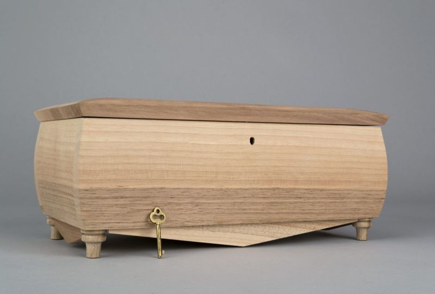 Boîte en bois brut avec fermeture à clef photo 3