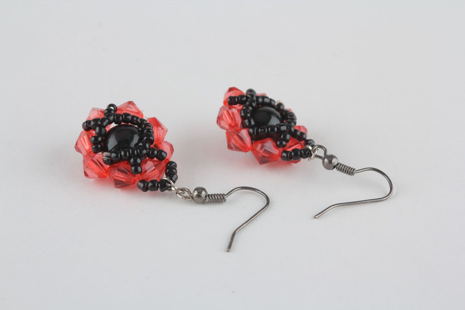 Red and black beaded earrings photo 2