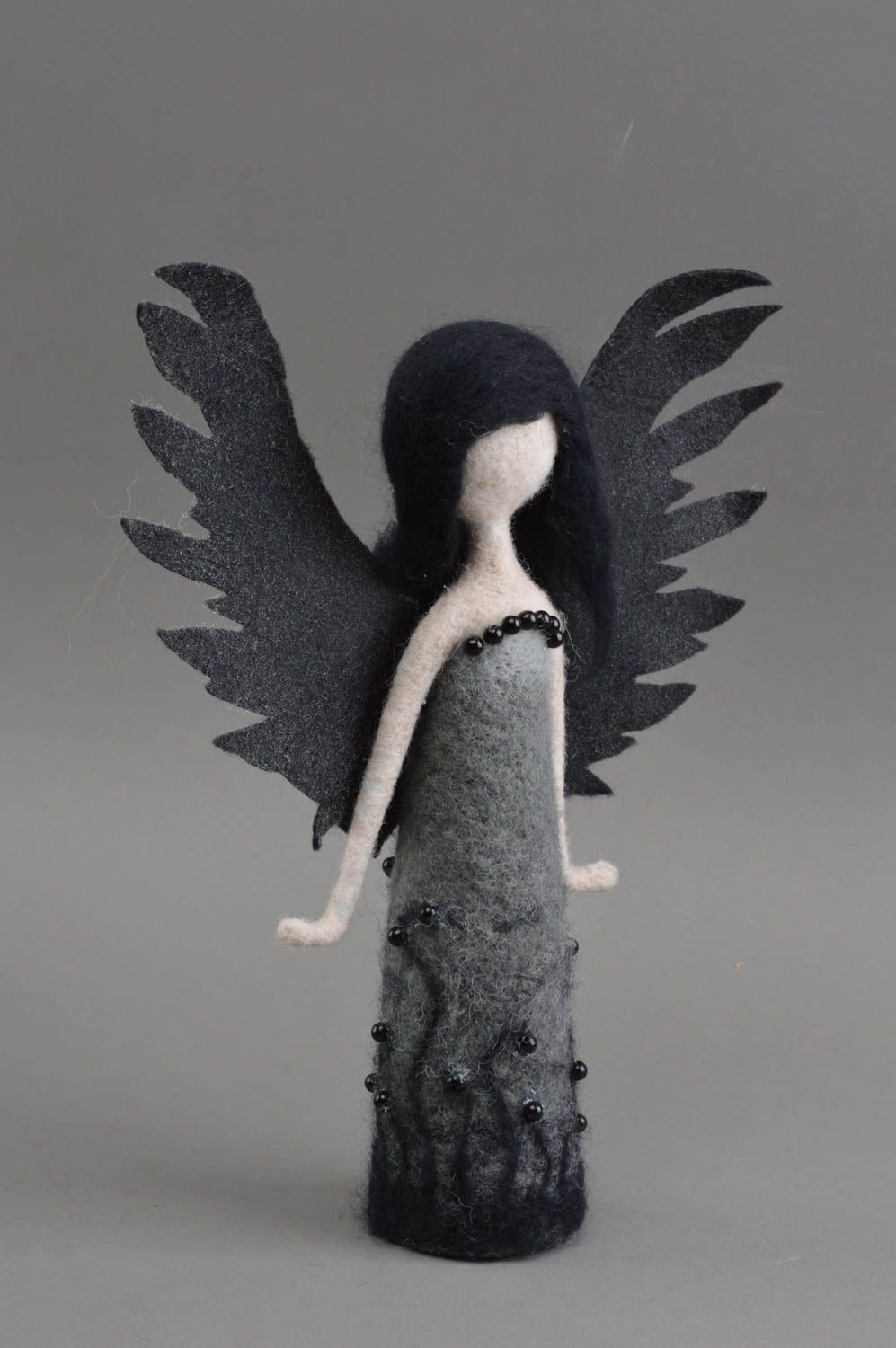 Черная игрушка в технике валяния из шерсти ручной работы в виде ангела фото 2