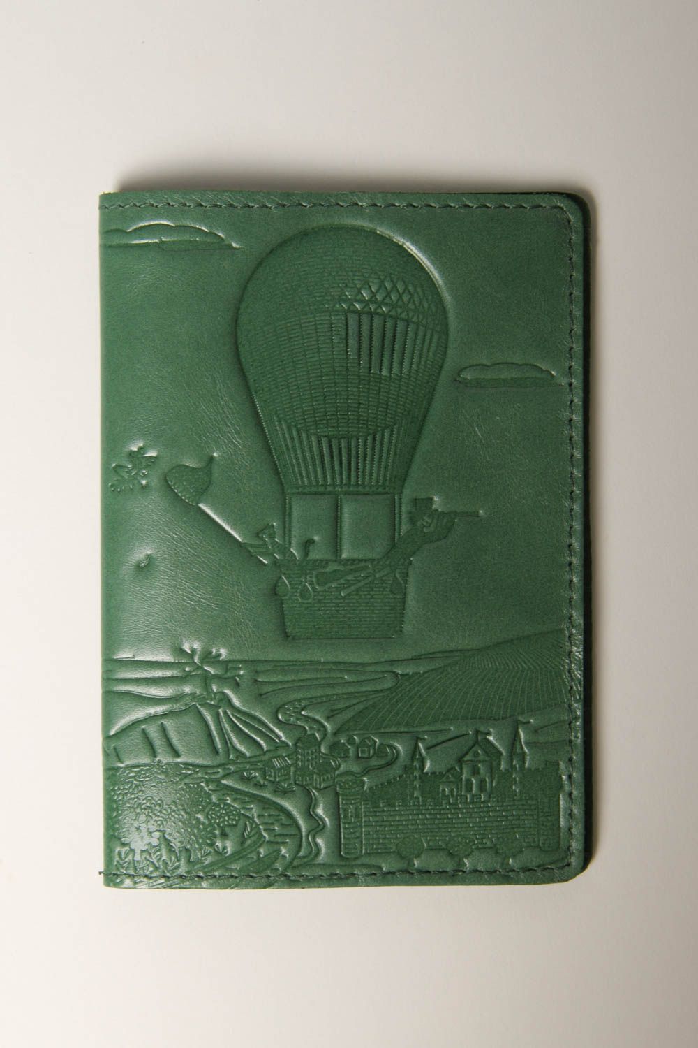 Необычный подарок ручной работы зеленая обложка на паспорт кожаный аксессуар фото 2