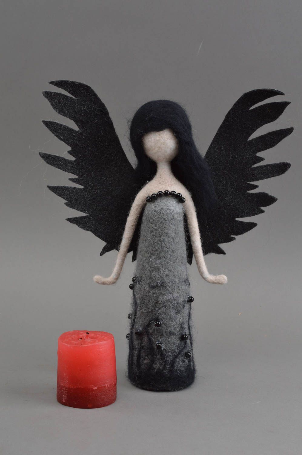 Черная игрушка в технике валяния из шерсти ручной работы в виде ангела фото 1