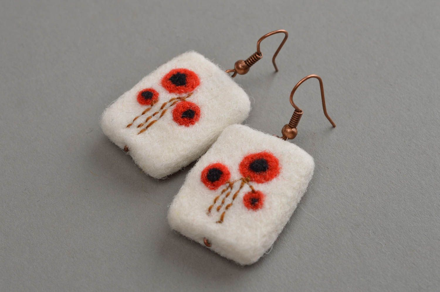 Rechteckige weiße schöne gefilzte Ohrringe aus Wolle mit Mohnblumen handmade foto 4