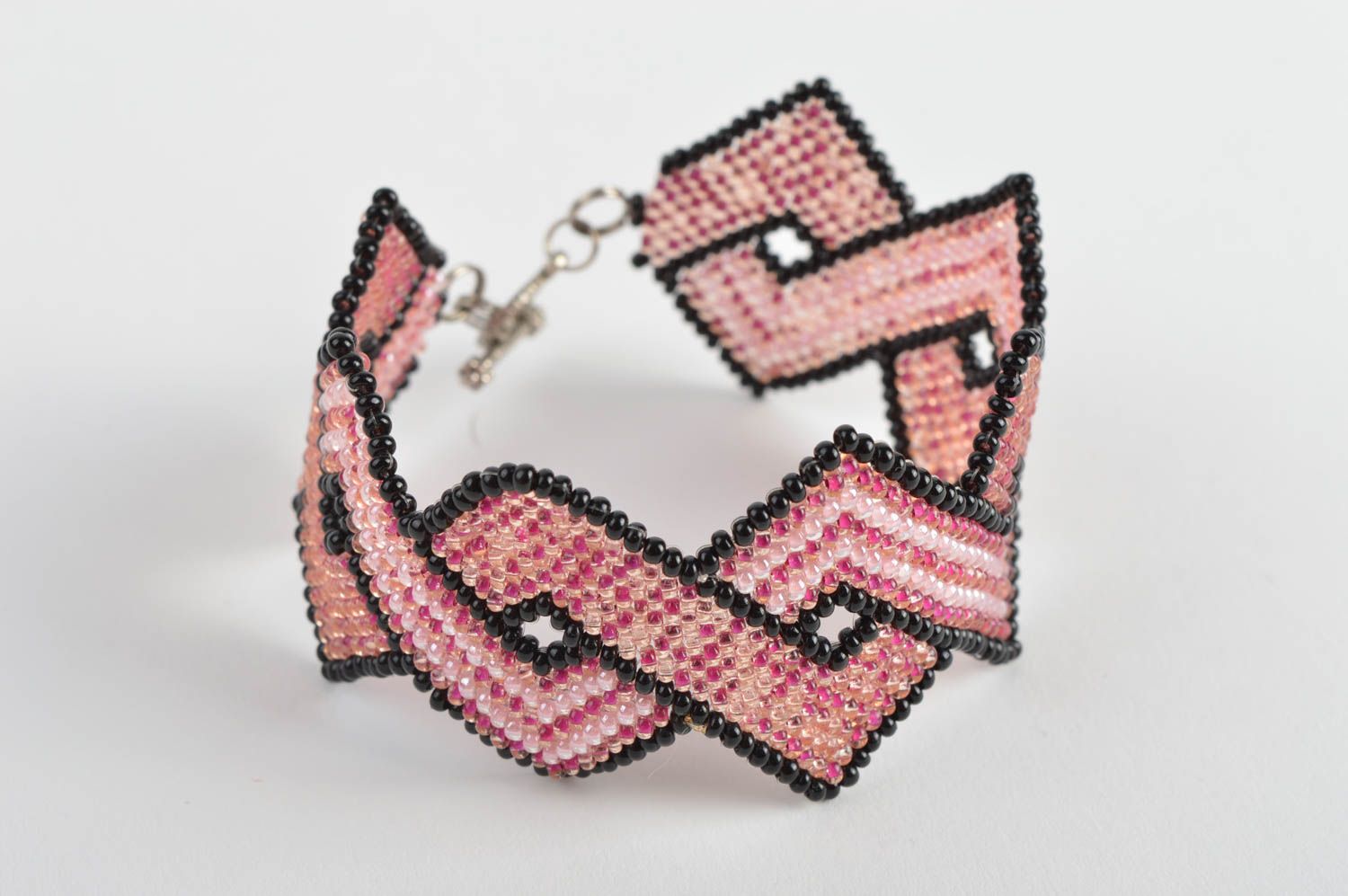 Наручный браслет из бисера розовый плетеный вручную на замочке тогл Ромбы фото 5