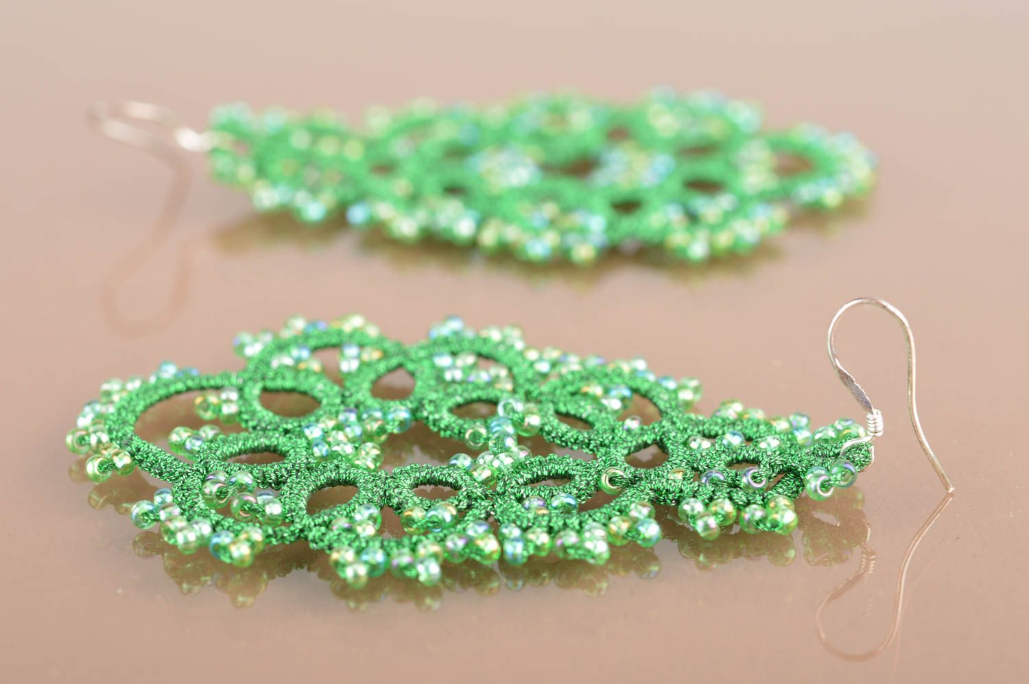 Boucles d'oreilles vertes pendantes fils de satin perles de rocaille faites main photo 5