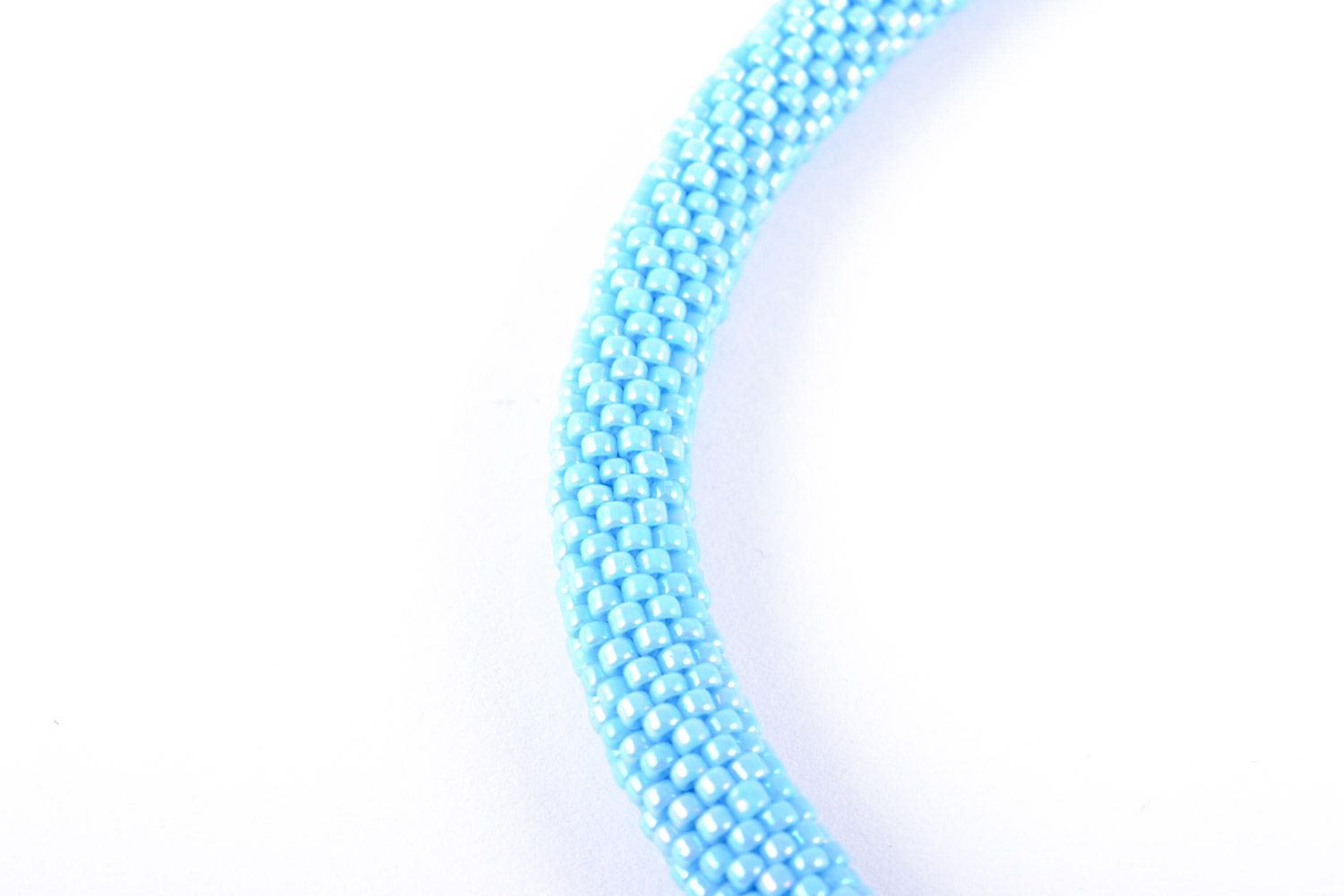 Schöner einfacher fraulicher hellblauer handgemachter Halsschmuck aus Glasperlen foto 3