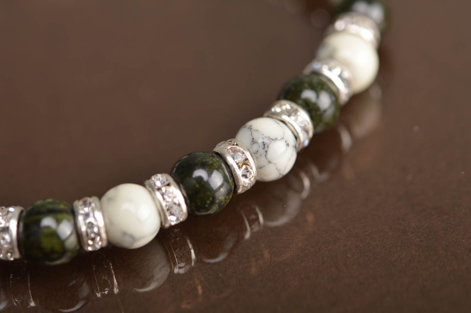 Bracelet en perles fantaisie rondes blanc vert foncé accessoire fait main photo 4