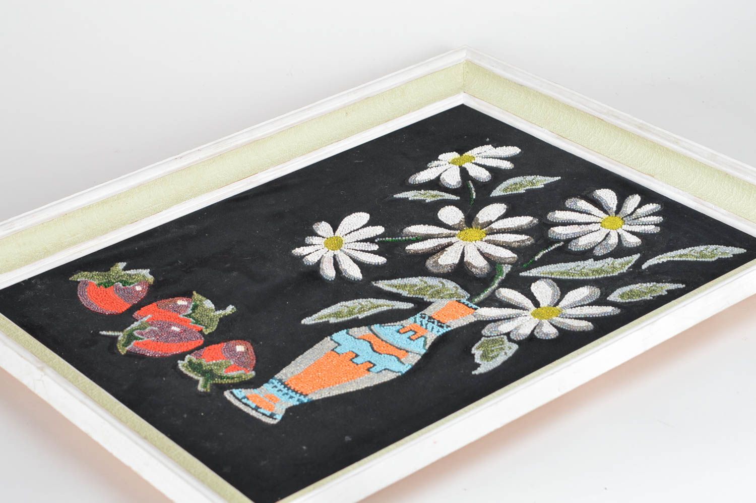 Картина вышитая бисером на плюшевой ткани ручной работы натюрморт Ромашки в вазе фото 2
