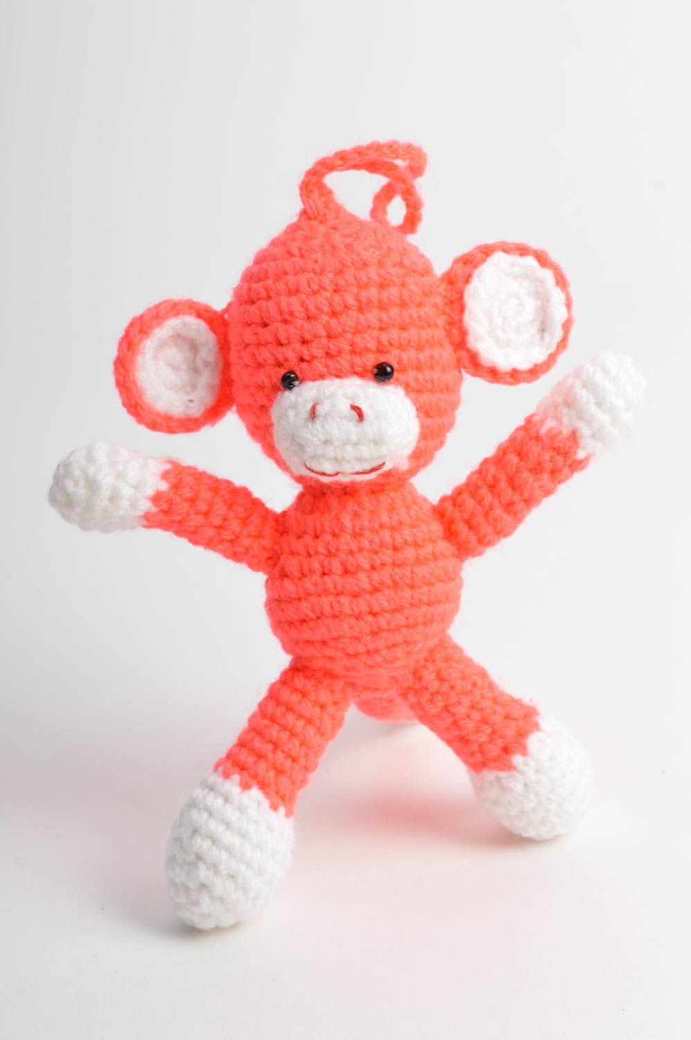 Мягкая вязаная игрушка обезьянка крючком с петелькой ручной работы оранжевая фото 2