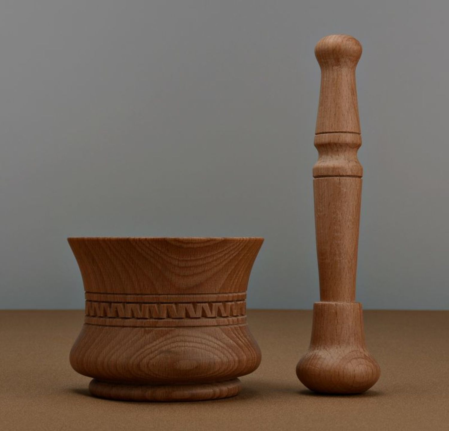 Mortier et pilon de bois sculpté à la main photo 3