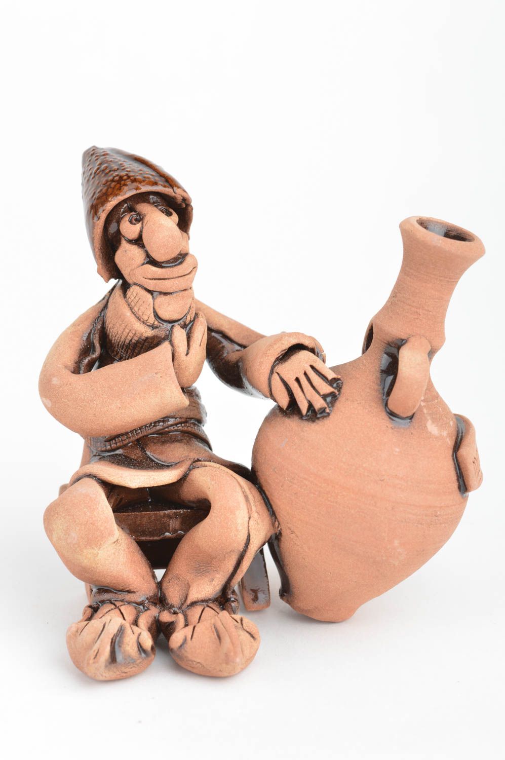 Figurilla cerámica hecha a mano vinicultor con jarro para decoración de casa foto 3