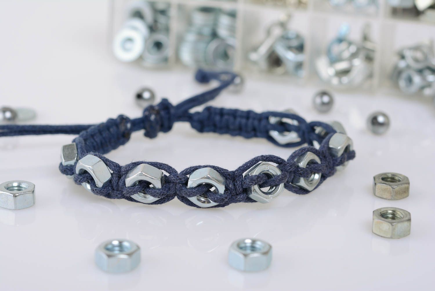 Künstlerisches Armband aus Stoff Makramee dünn mit Muttern in Blau handgefertigt foto 1