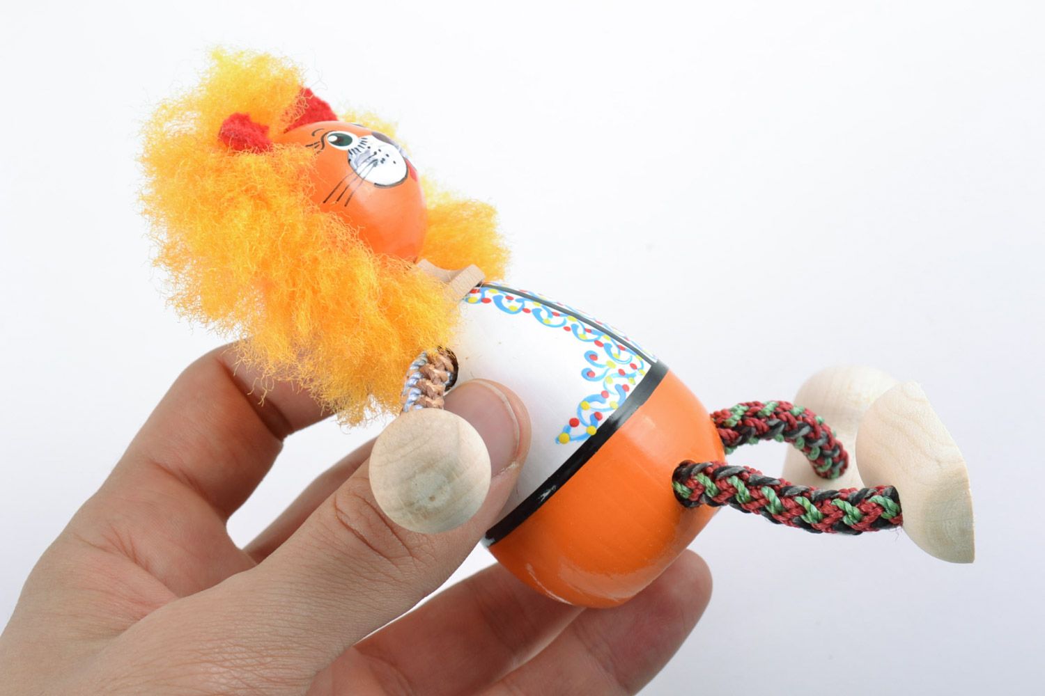 Яркая деревянная игрушка в виде льва расписная красками вручную для декора и игр фото 2