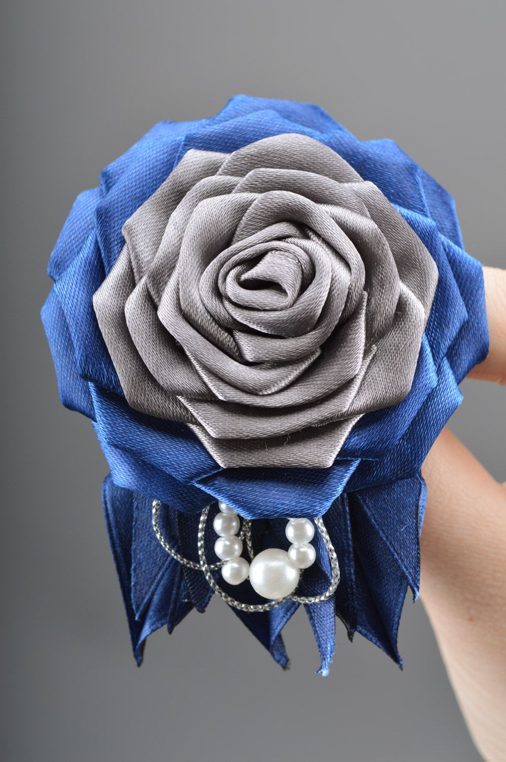 Брошь в виде розы из ткани с бусинами и бисером синяя с серым ручной работы фото 2