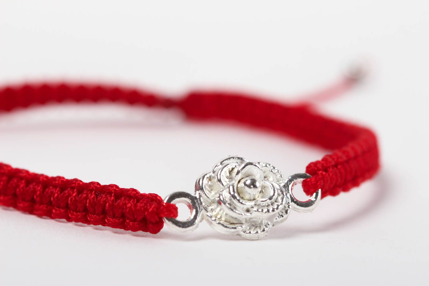Bracelet rouge tressé Bijou fait main avec rose métallique Cadeau pour femme photo 3