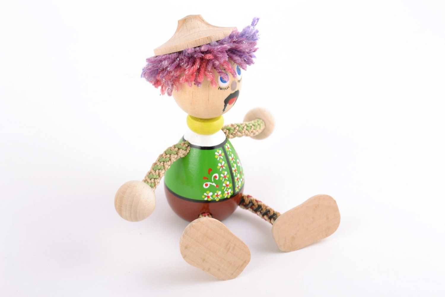 Schönes bemaltes handmade Spielzeug aus Holz Kosak mit Hut foto 3