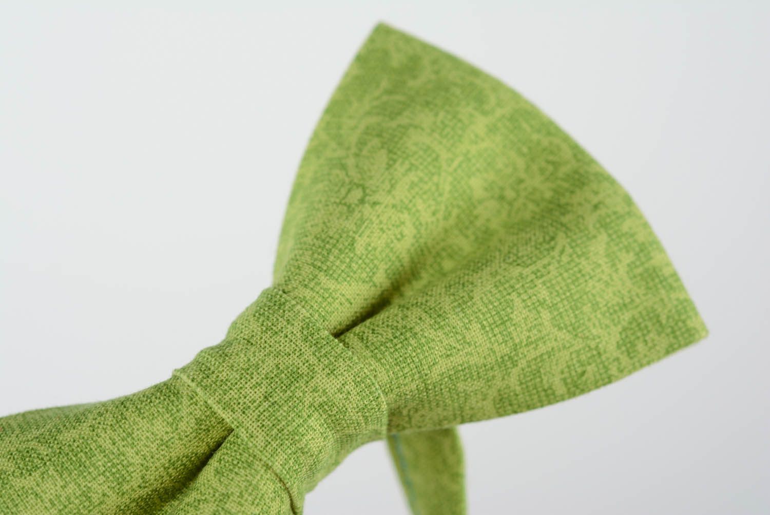 Gravata-borboleta feita à mão com padrão verde foto 4