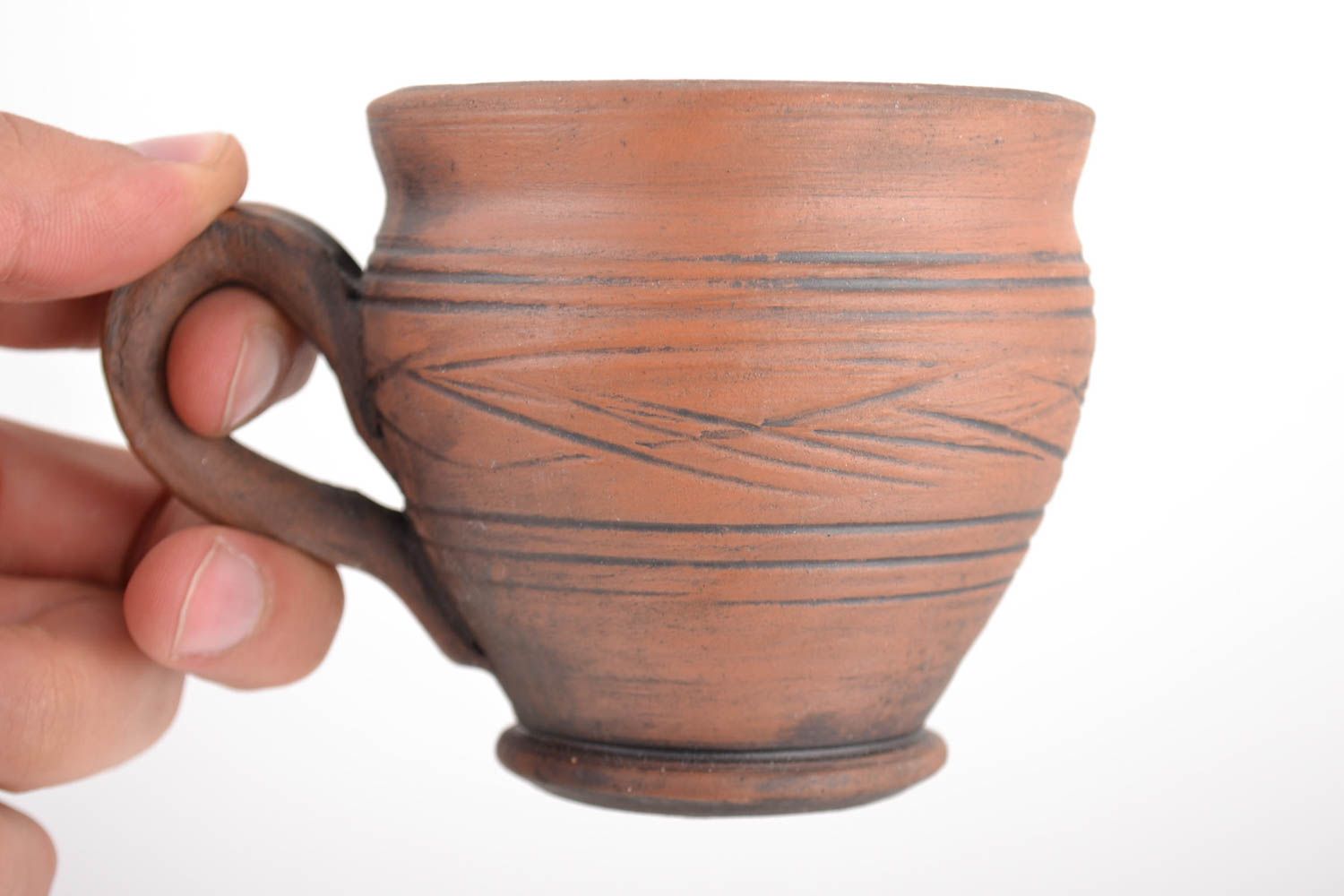 Глиняная чайная чашка в технике молочения 200 мл коричневая ручной работы фото 2