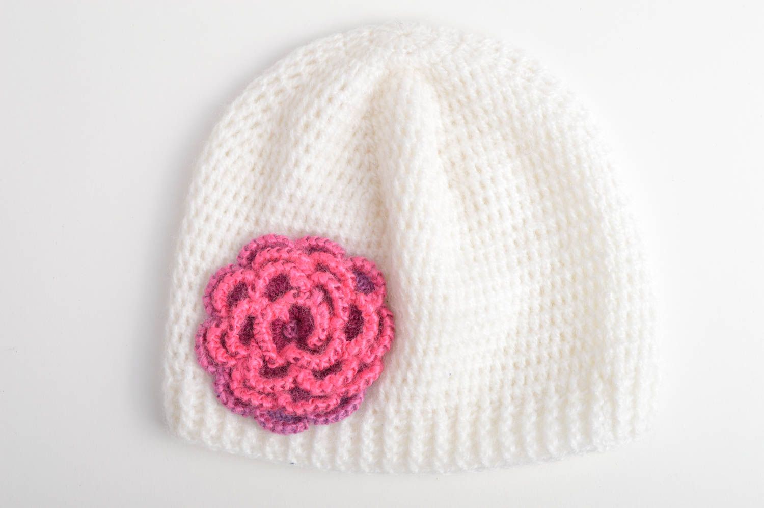 Белая зимняя шапка ручной работы вязаная крючком для девочки с цветочком фото 3
