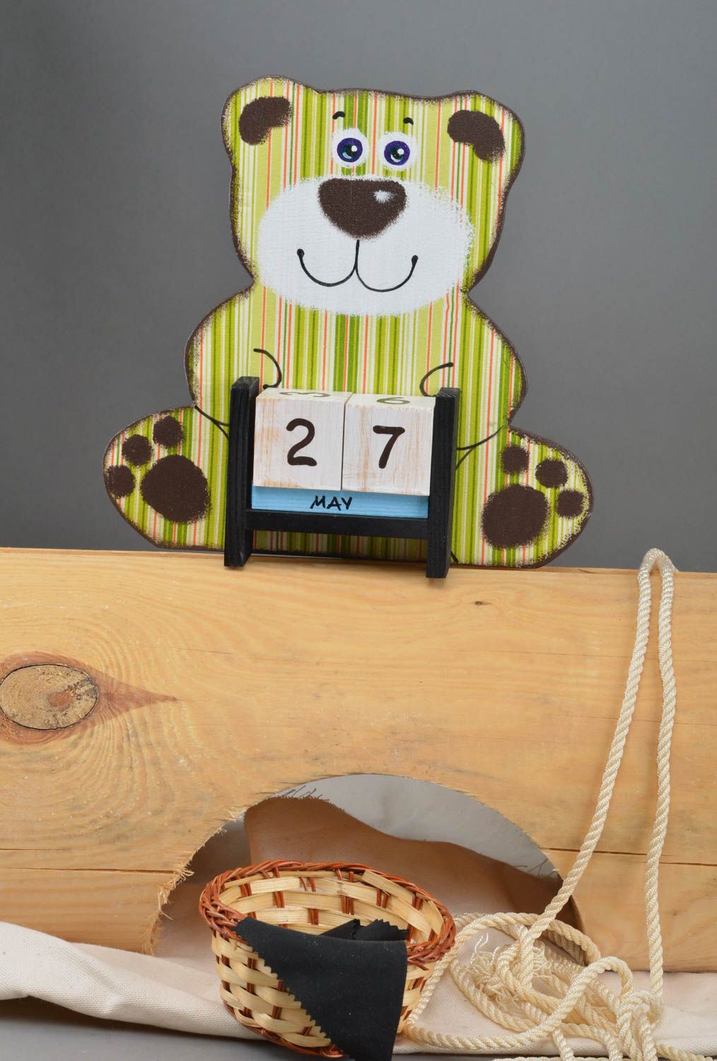 Grüner Holz Tischkalender für Kinder in Form von Bären für 4 Monate handmade foto 1
