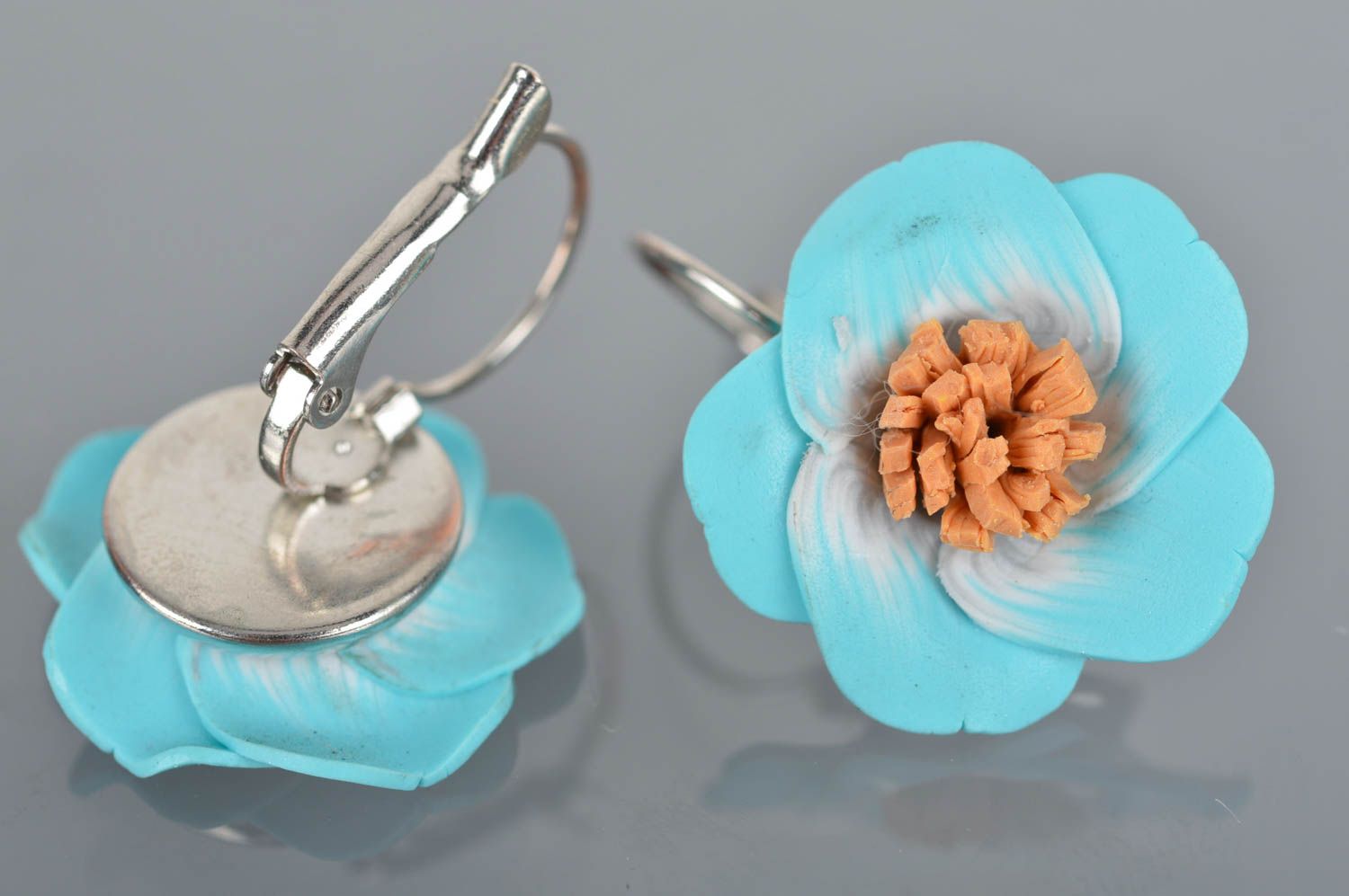 Blaue zierliche handmade Ohrringe mit Blumen aus Polymerton für modische Mädchen foto 5
