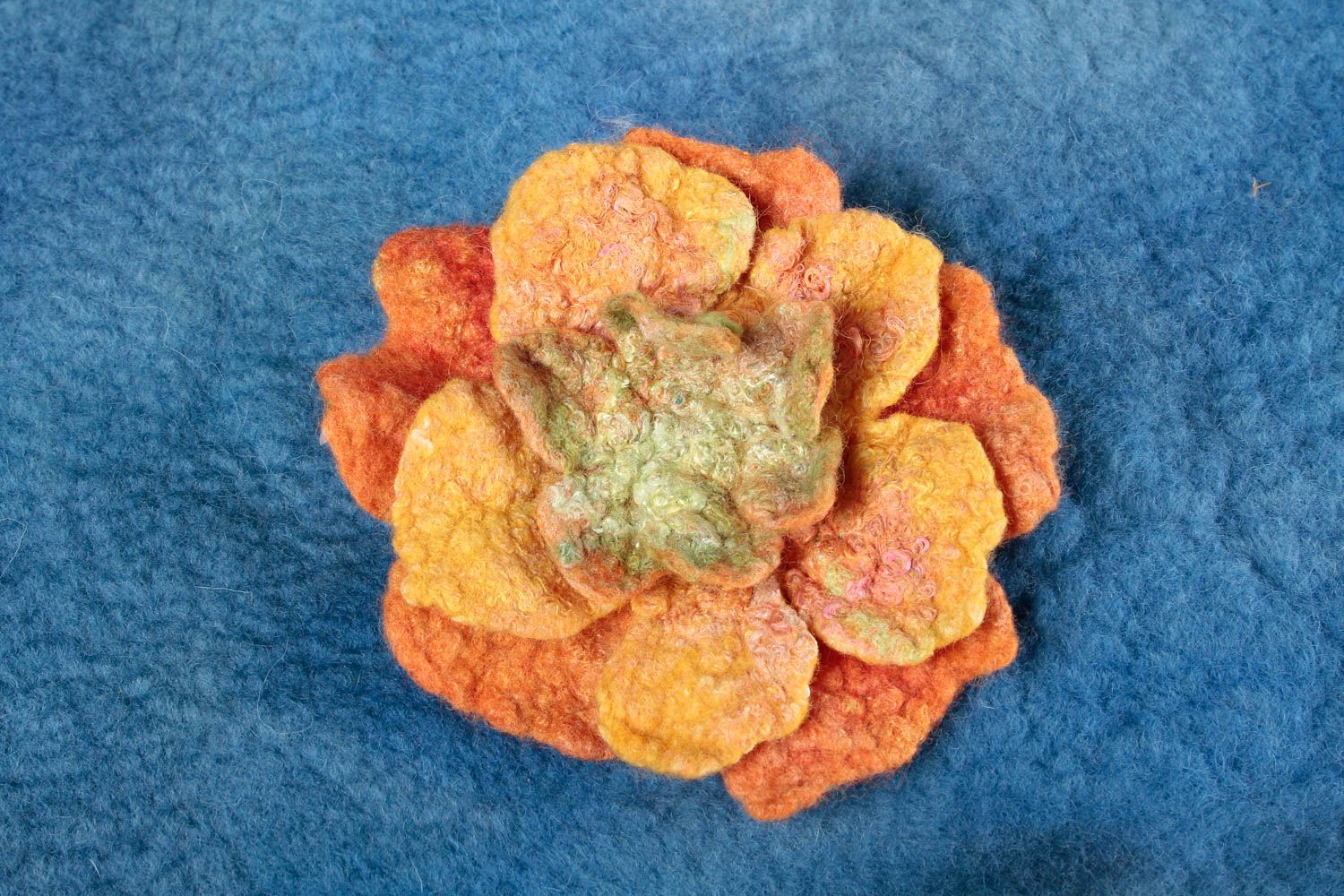 Broche fleur orange Pince cheveux faite main en laine feutrée Accessoire femme photo 1