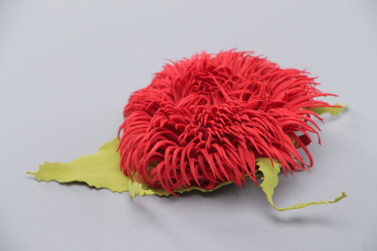 Брошь-заколка из пластичной замши ручной работы в виде пышного красного цветка фото 2