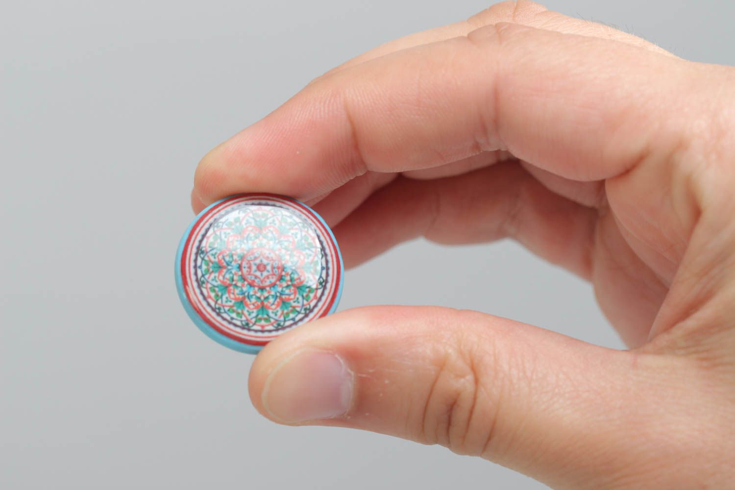 Bunter runder handmade Fingerring aus Polymerton mit Beschichtung aus Kaltglasur foto 5