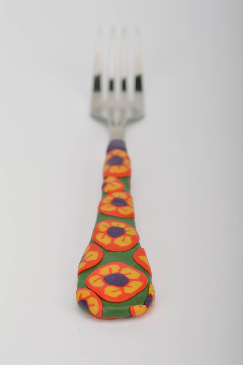 Tenedor artesanal con asa de arcilla polimérica bonito con flores original foto 3