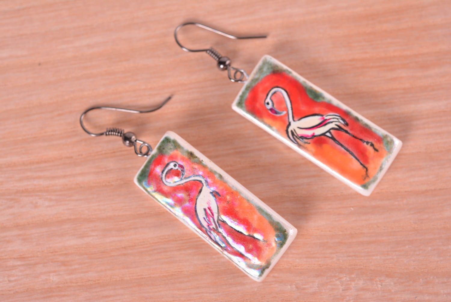 Orecchini belli in argilla fatti a mano accessorio originale con flamingo foto 3