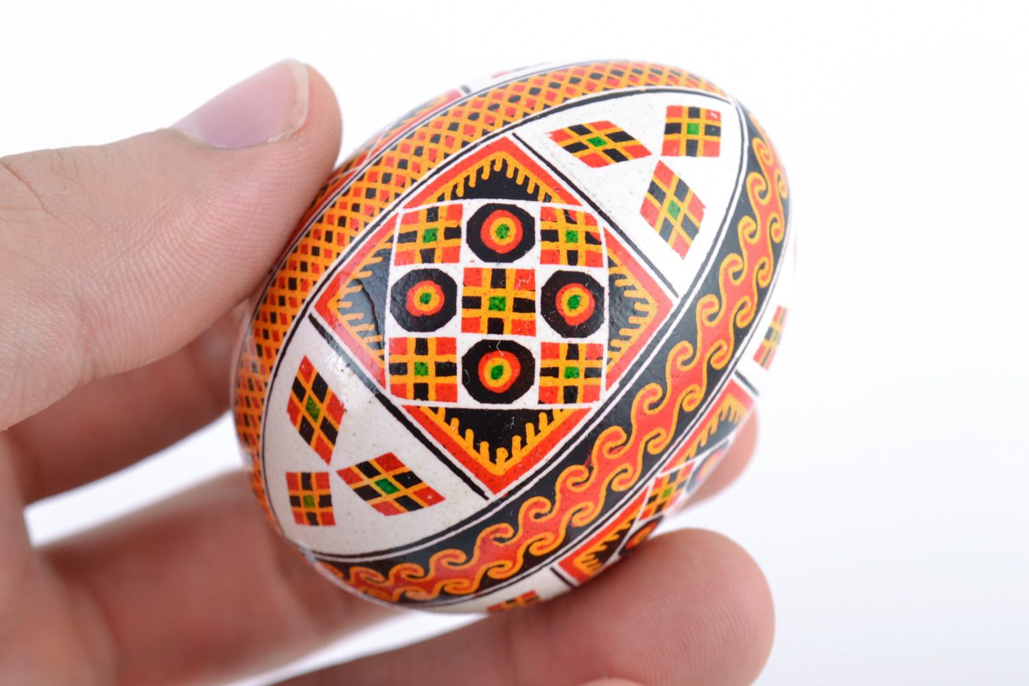 Huevo de Pascua pintado de gallina artesanal con ornamentos en fondo blanco foto 2
