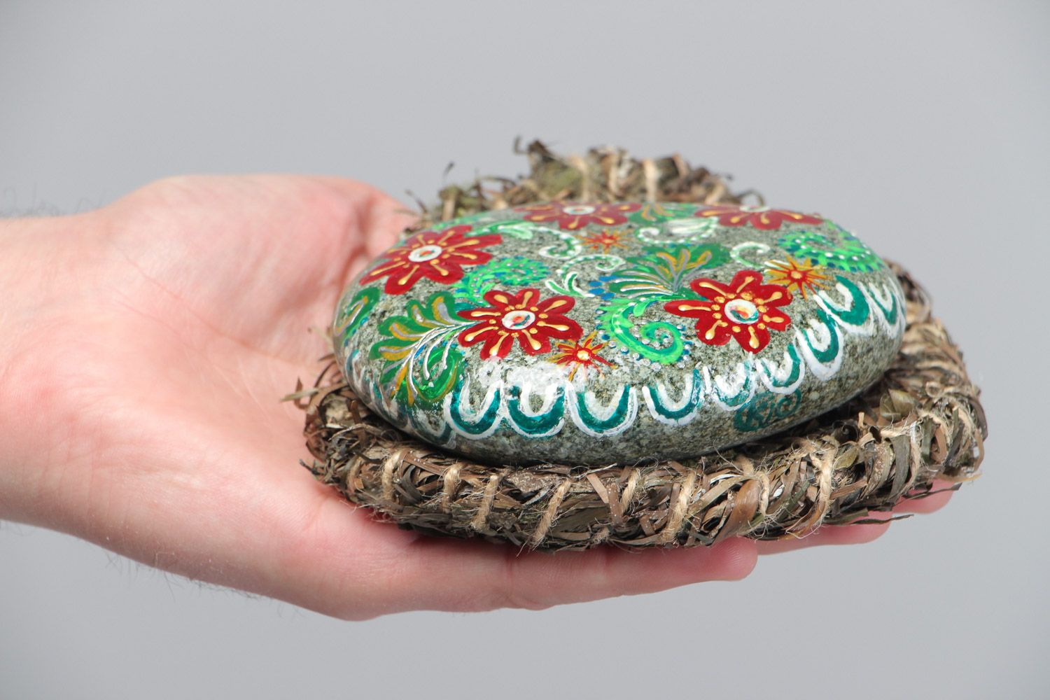 Морской камень с росписью на поставке из водорослей для декора дома хенд мэйд фото 5
