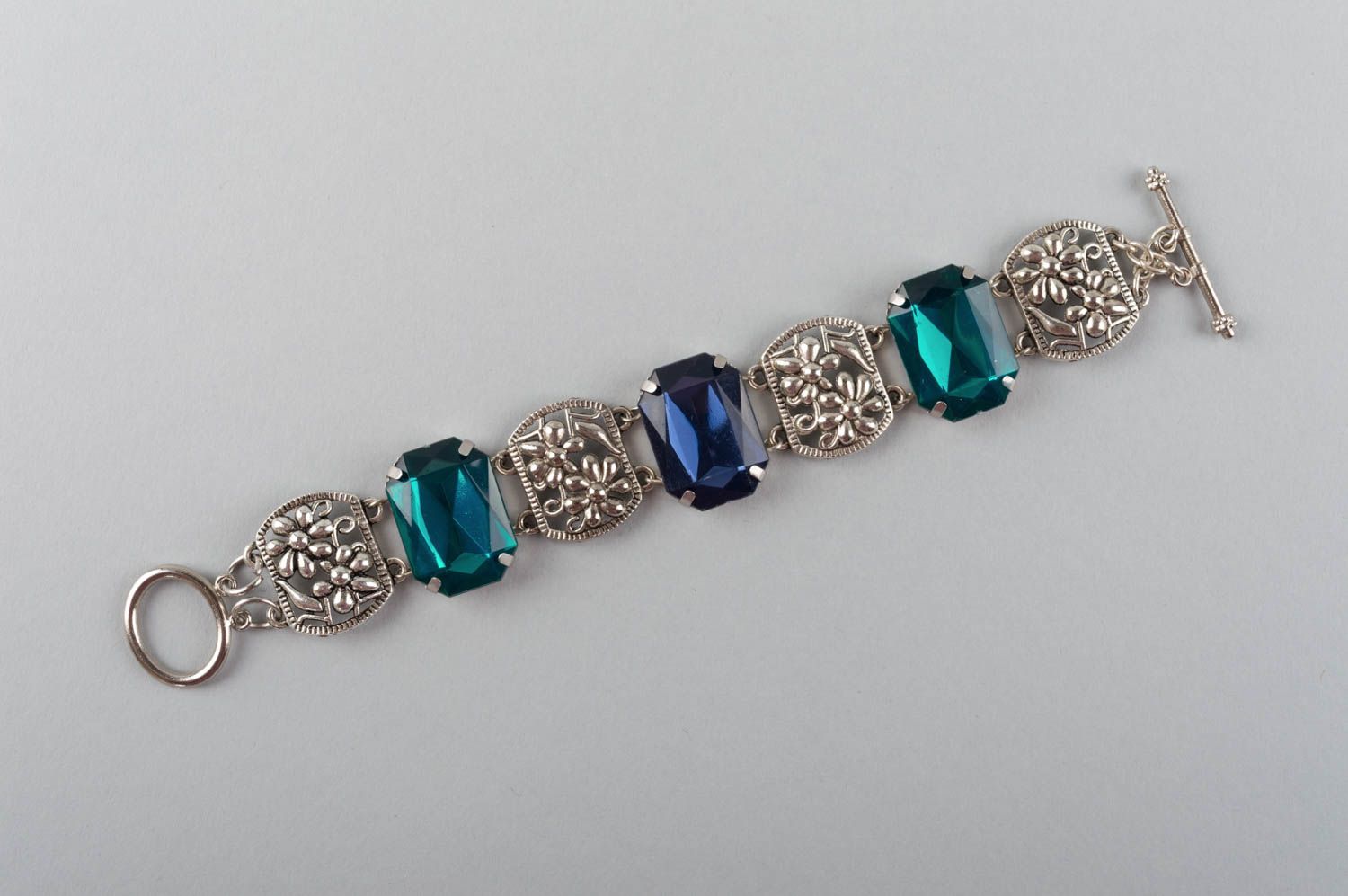 Elegantes schönes stilvolles handgemachtes Armband aus Natursteinen mit Perlen foto 2