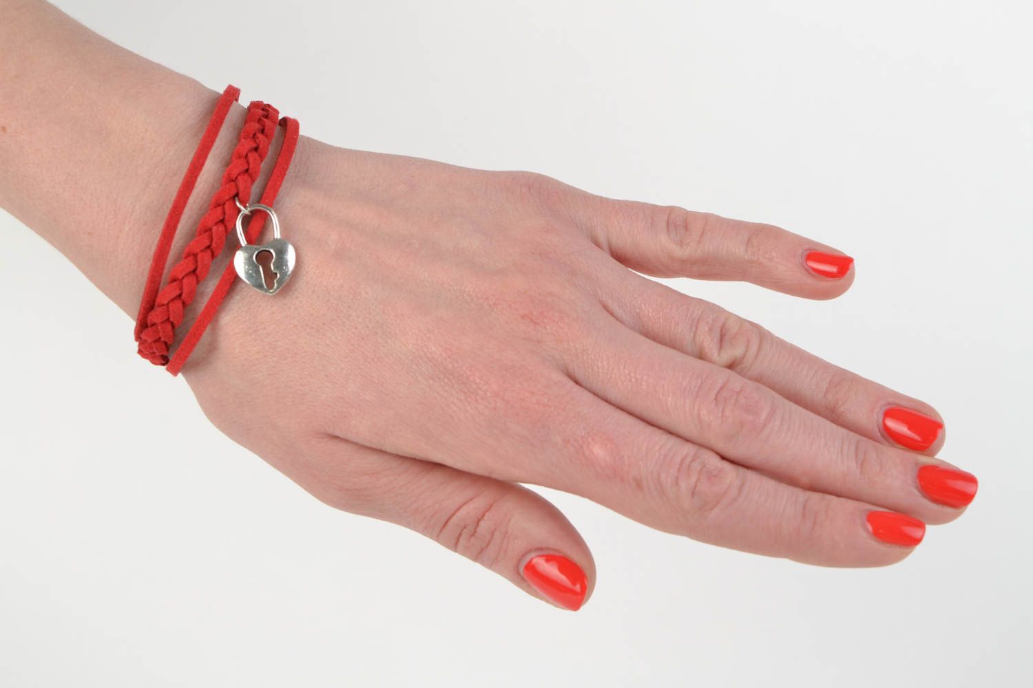 Bracelet en daim tressé large rouge avec pendeloque coeur cadenas fait main photo 2
