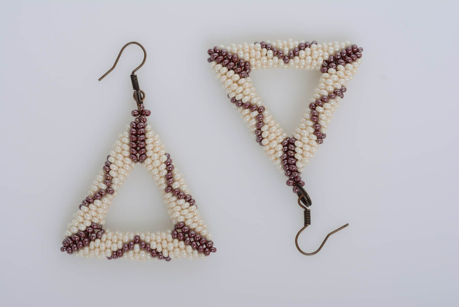 Boucles d'oreilles en perles de rocaille blanc brun triangulaires faites main photo 2