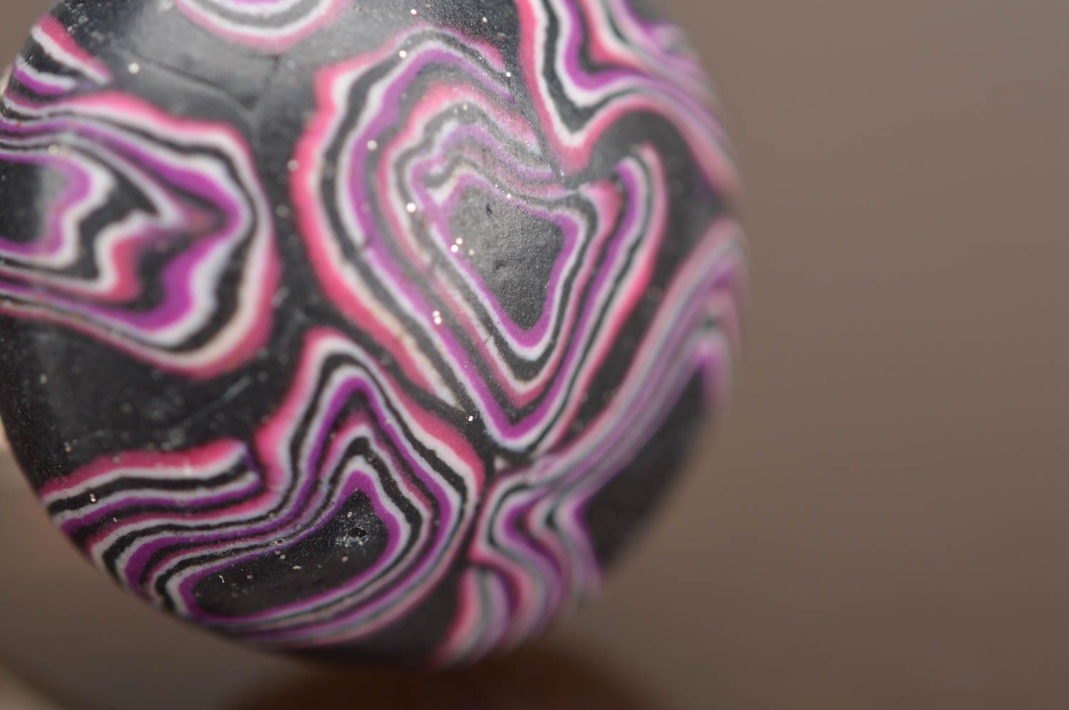 Кольцо из полимерной глины ручной работы круглое фиолетовое авторское разъемное фото 3