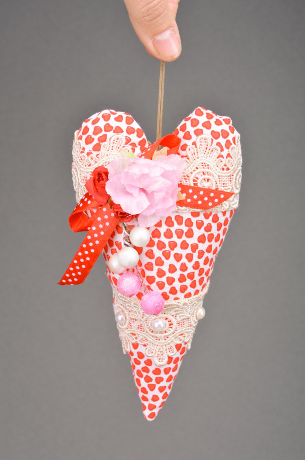 Jolie suspension décorative coeur rouge en coton et dentelle faite main photo 2