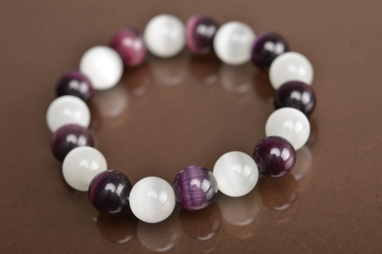 Künstlerisches Armband aus Perlen weiß lila schön grell für Damen handmade foto 4