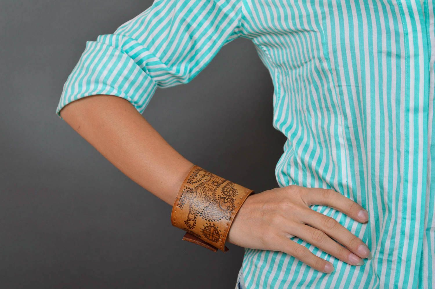 Breites Lederarmband handmade Accessoire für Frauen effektvoll Frauen Armband foto 5