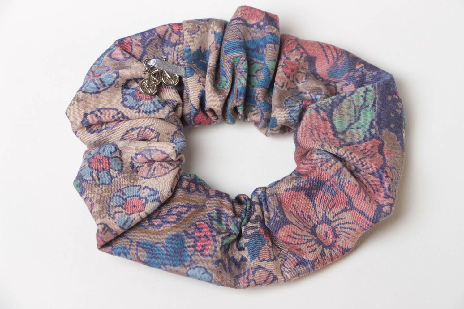 Handgemachtes schönes originelles  buntes Haargummi aus Stoff mit Blumenprint foto 2