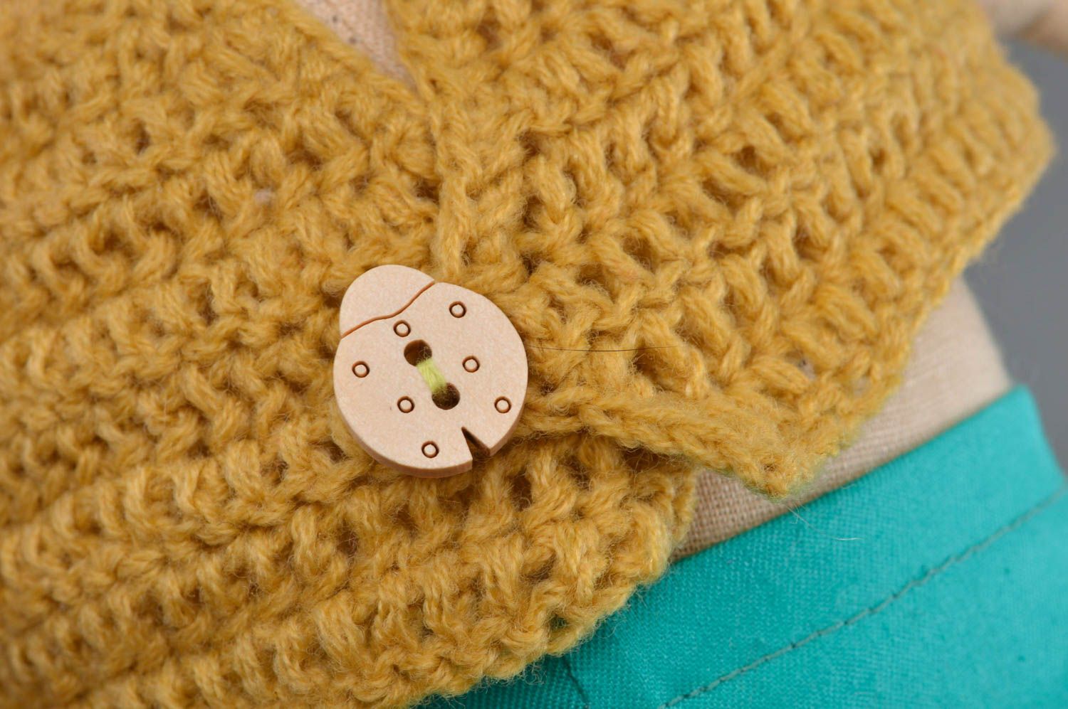 Мягкая игрушка ручной работы Заяц в шортах пошитая из льна в вязаной одежде  фото 3