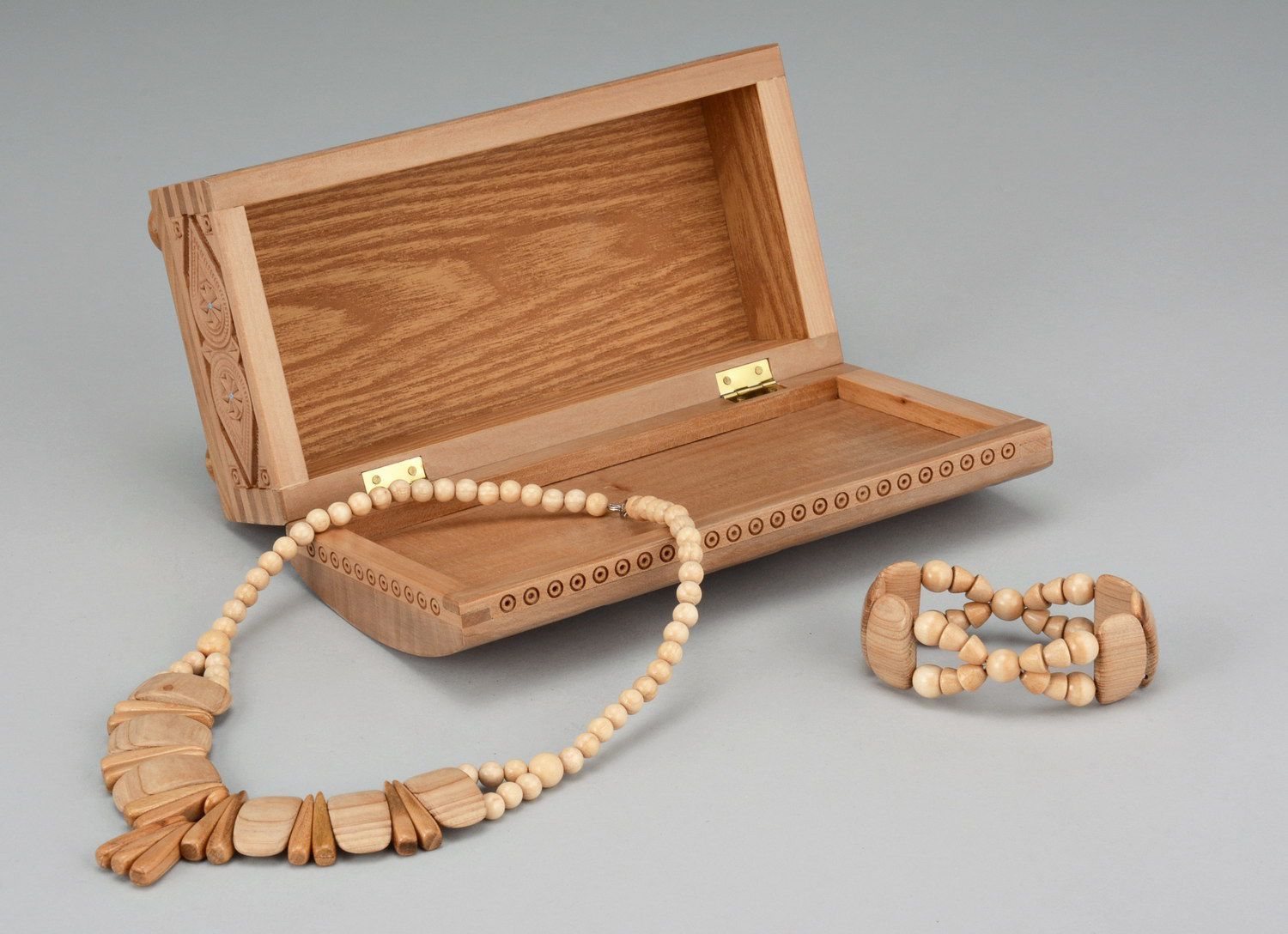 Halskette und Armband aus hellem Holz foto 3